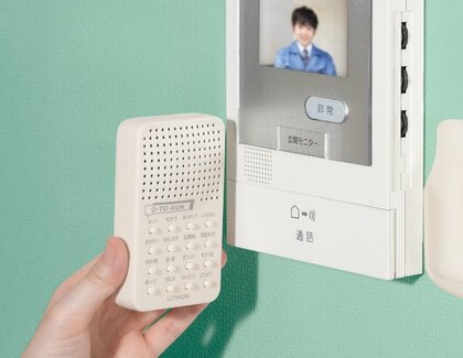 自分の代わりに男性の声が応答！？一人暮らし女性の防犯対策になる音声ボタンが登場…“場面ごとの使い方”を聞いた