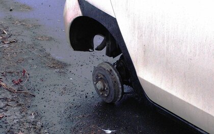 走行中の軽自動車の『右後輪』からタイヤが脱落して転がり対向車に衝突…60代男性ドライバーが自分で冬タイヤに交換していたことが判明…ナットのゆるみなどに注意を〈北海道砂川市〉