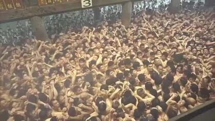 ５００年の歴史持つ裸祭り「西大寺会陽」　約１万人の男がひしめき合う【岡山・岡山市】