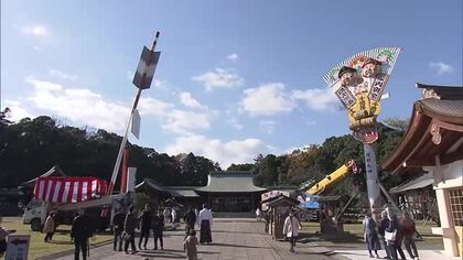 「日本一の高さ」巨大熊手と破魔矢お披露目　迎春準備進む　大分市の県護国神社