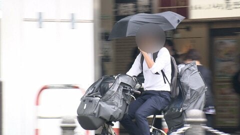 自転車の「傘さし運転」「泥はね」は青切符・反則金5000円　リュックや前かごまでカバーする対策グッズも