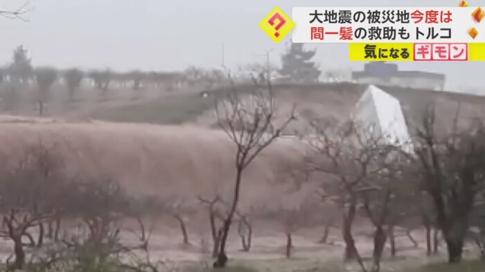 濁流の勢いで土手から滑り落ちるトラック(画像:IHAより)