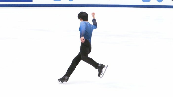 トリプルアクセルを決めガッツポーズが飛び出す(2023年全日本選手権)