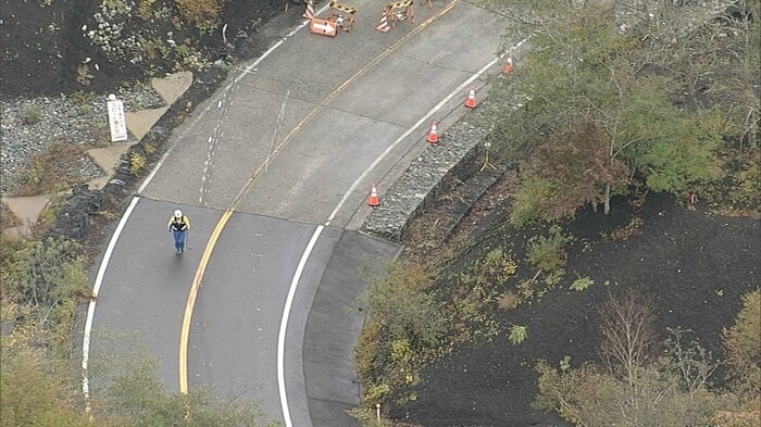 横転現場に続くタイヤ痕(2022年10月)