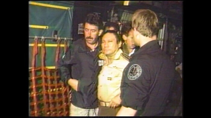 アメリカ軍に拘束され移送されるパナマのノリエガ将軍　1990年1月