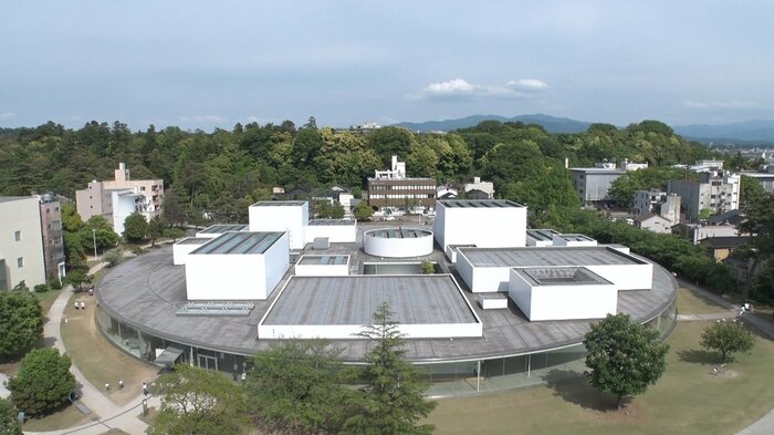 石川・金沢市の「金沢21世紀美術館」(設計:SANAA)