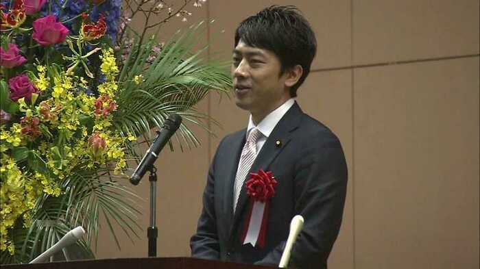 県立ふたば未来学園高校の卒業式で挨拶する小泉進次郎氏