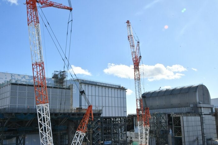 燃料デブリを初めて取り出した2号機(左)と3・4号機