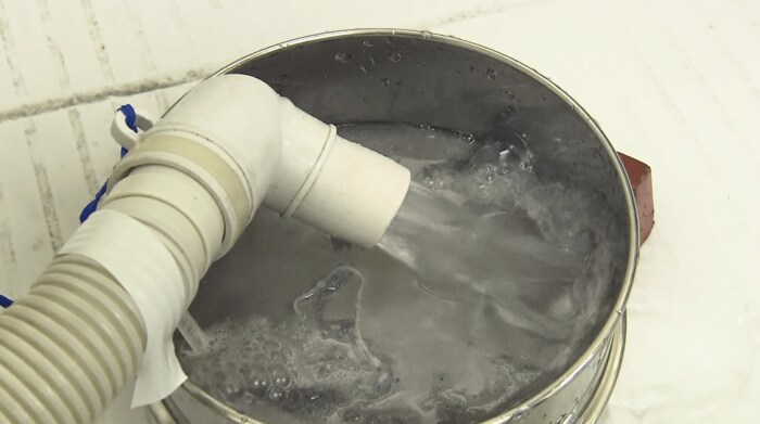 洗濯機から勢いよくふき出す排水。この中に・・・