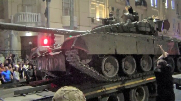 占拠していた南部軍管区司令部近辺から引き上げ準備を行うワグネル戦車部隊