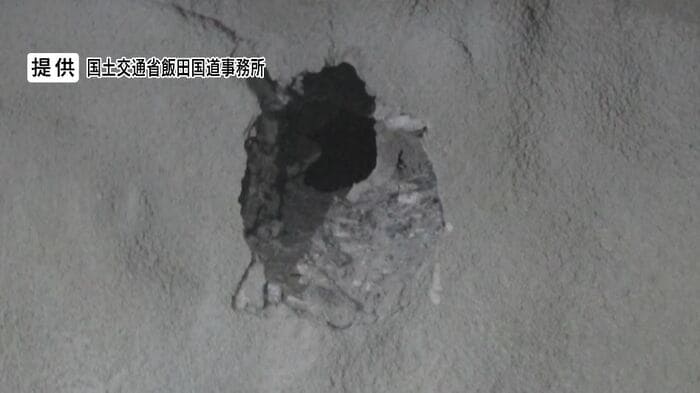 貫通壁にぽっかり開いた穴