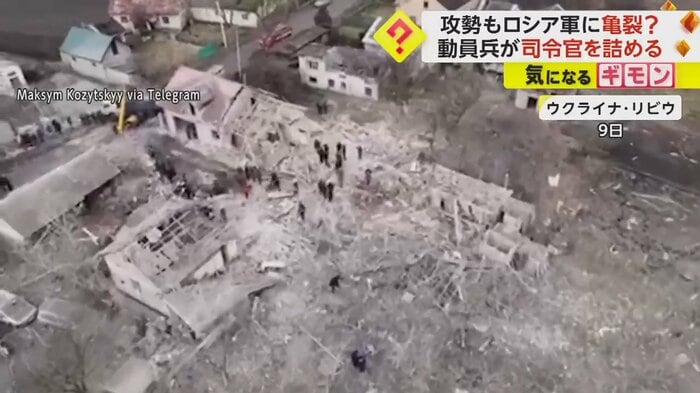 ドローンからの映像。屋根が剥げてボロボロになった家