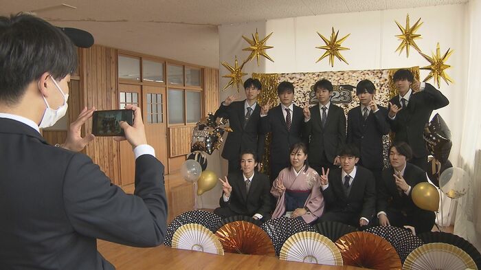 廊下に置かれたフォトスポットの前で記念撮影