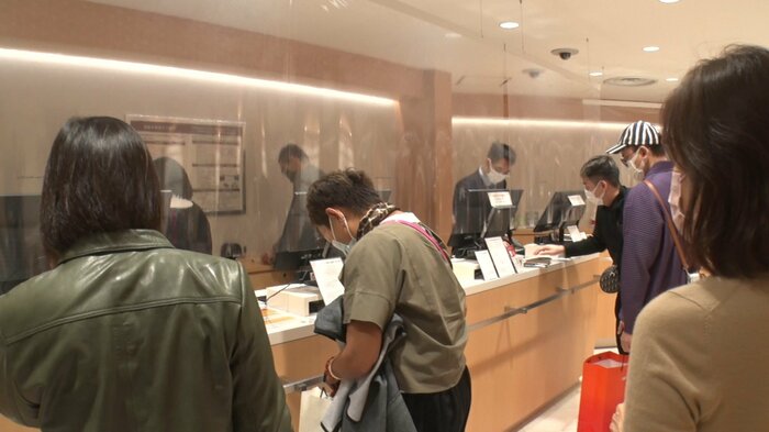 免税の手続きをする買い物客