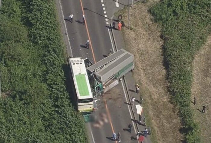 トラックと高速バスが衝突し17人が死傷。事故は見通しが良いカーブで起きた