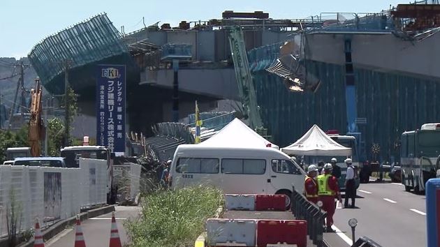 事故現場付近は通行止めが続く(7月6日)