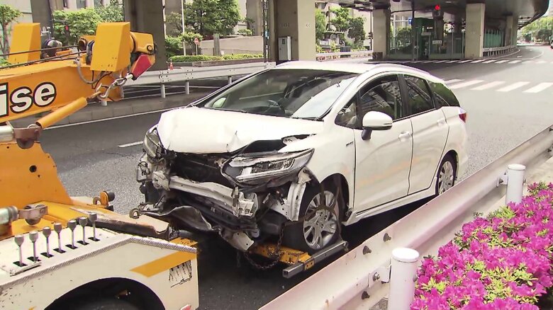 フロントガラスは粉々に…ミニバンと乗用車が交差点で衝突する事故　計5人が搬送されいずれも軽傷　東京・港区｜FNNプライムオンライン