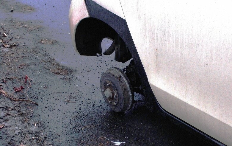 走行中の軽自動車の『右後輪』からタイヤが脱落して転がり対向車に衝突…60代男性ドライバーが自分で冬タイヤに交換していたことが判明…ナットのゆるみなどに注意を〈北海道砂川市〉｜FNNプライムオンライン