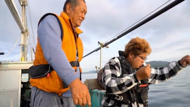 「じいちゃんかっこいい」魚のとれない海で生きる少年、祖父の不安 第29回FNSドキュメンタリー大賞｜FNNプライムオンライン