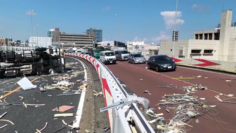 積み荷のパイプや建築廃材などが2車線にわたり散乱　横浜市神奈川区の首都高速横羽線上りでトラックが横転｜FNNプライムオンライン