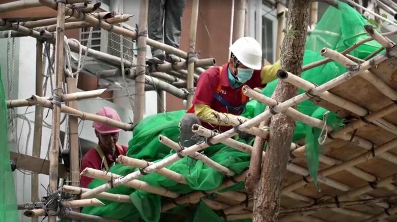 マンション火災受け香港全域で“防護ネット”の撤去作業始まる…火災拡大の原因か？民間で200棟以上政府関連で10棟あまり｜FNNプライムオンライン