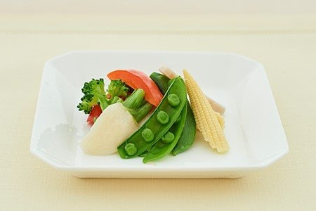 水で濡らしたクッキングペーパーで包んで、温野菜サラダ(提供:ライオン)