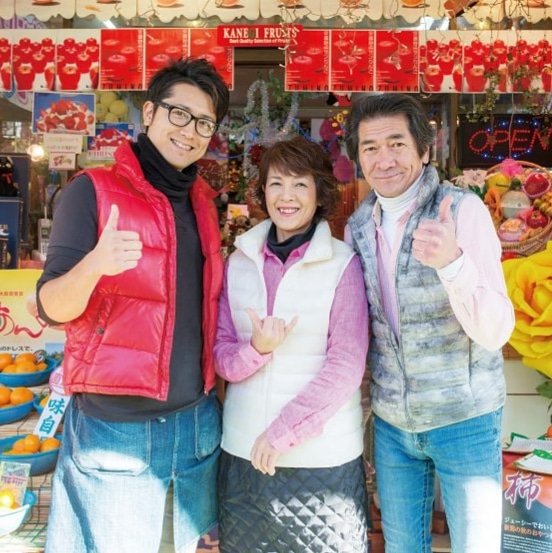 先代の信賀一昭さん（右）