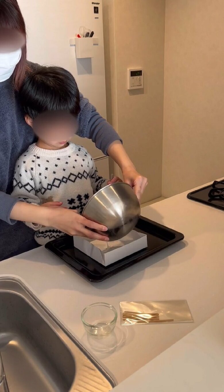 型に生地を流しいれて…