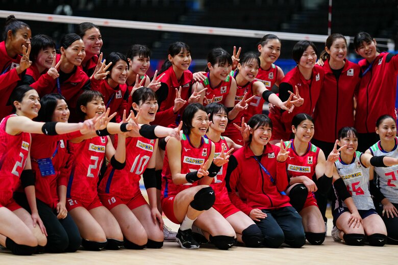 ビデオ判定が勝負を左右する（石川真佑 前列右から4人目）