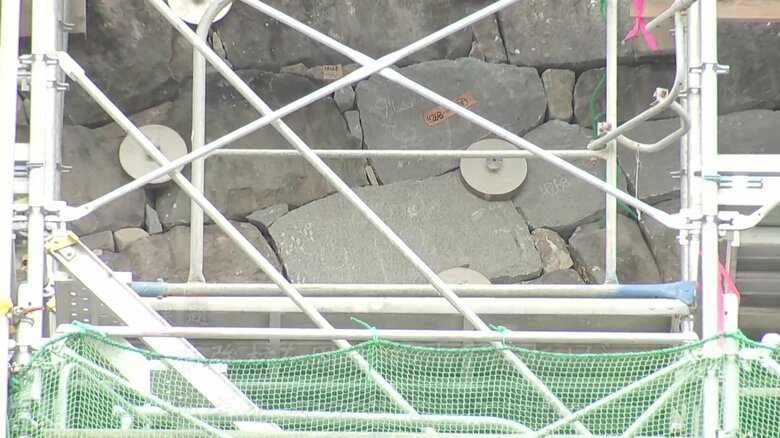 固定する受圧板が石垣から目立ってしまう