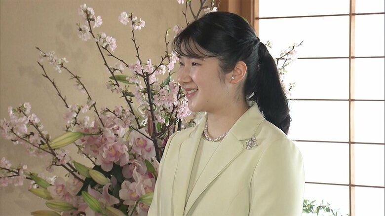 淡いグリーンのツーピースで初の記者会見に臨まれた愛子さま