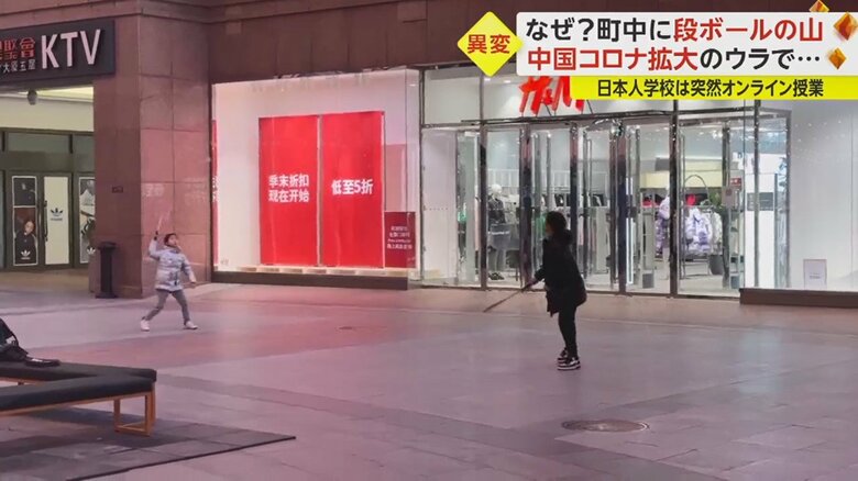 バドミントンを楽しむ親子連れの姿が