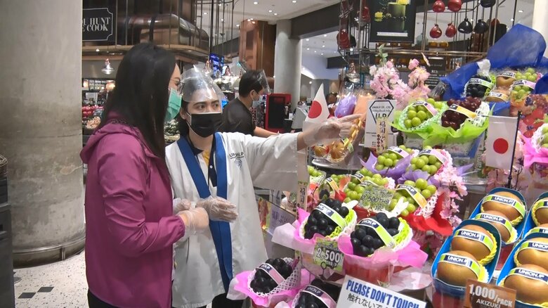 バンコクのショッピングモールには、日本の高級フルーツが並ぶ