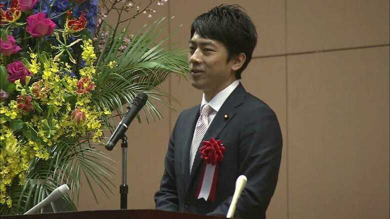 県立ふたば未来学園高校の卒業式で挨拶する小泉進次郎氏