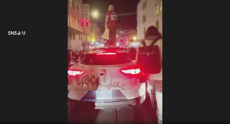 襲撃された自動運転タクシー（SNSより）