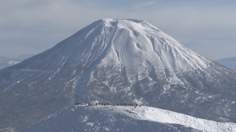 パウダースノーを求めてやってきたスキーヤーら