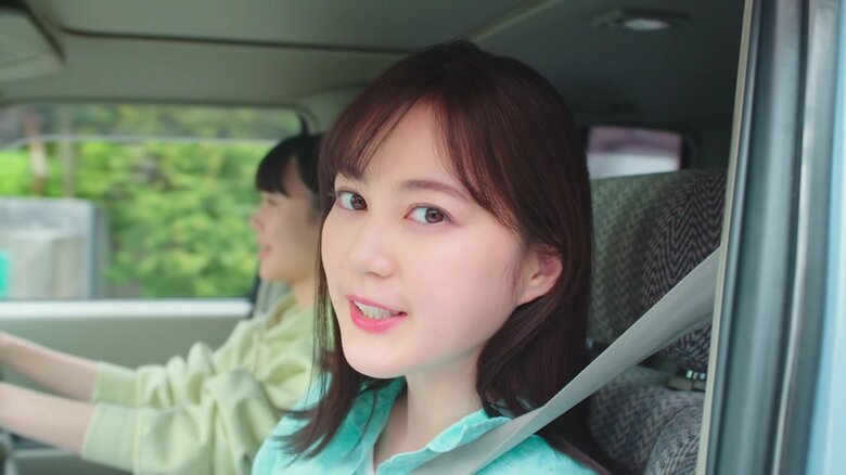 助手席に座る生田絵梨花さん