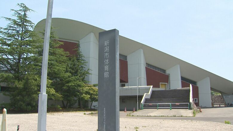 新潟市体育館 外階段が老朽化で立入禁止に