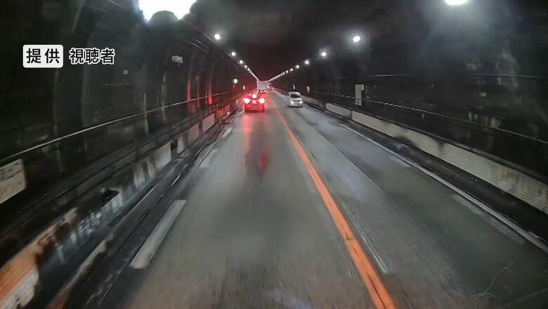 右車線を逆走（提供：視聴者）