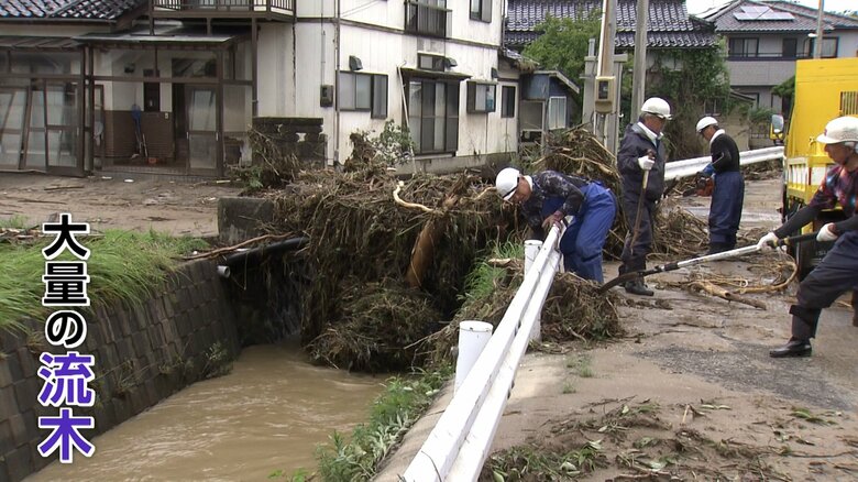 琴浦川が氾濫…橋には大量の流木が（2024年7月）