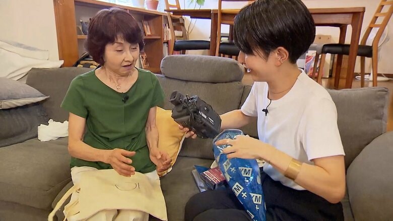 真代さんの友人・板垣潮美さんが25年前のカメラとテープを発見した
