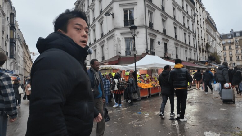 この日は雨だったがそれでも多くの人が買い物に訪れていた