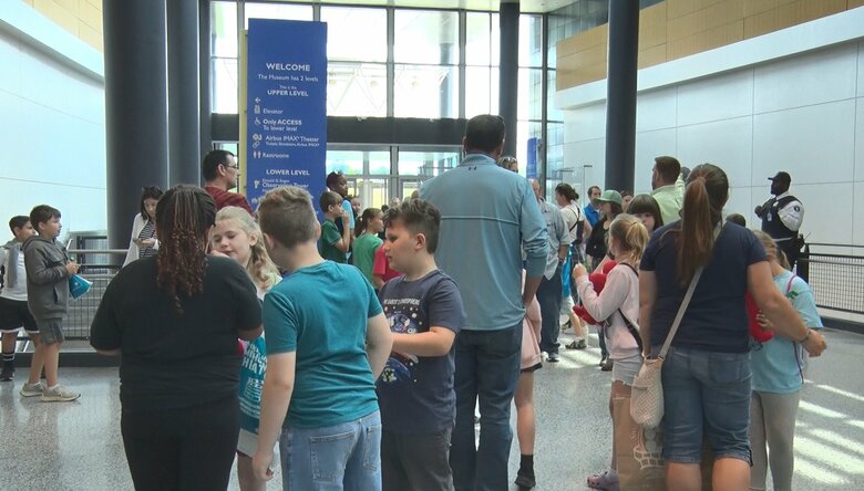 博物館内には大勢の家族連れや子どもたちの姿が見られた