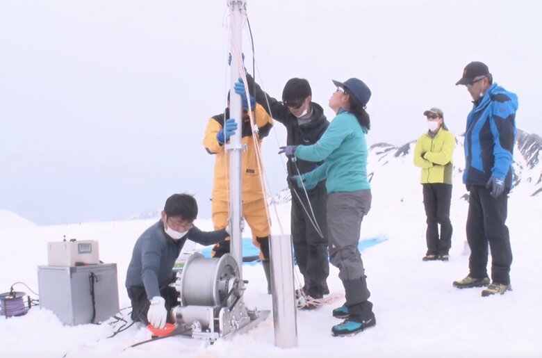 氷の掘削作業を行う栗田さんの調査チーム