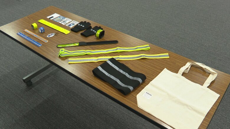 県警は「反射材グッズの使用」が歩行者の身を守ると話す