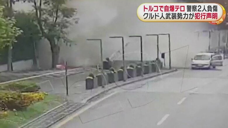 爆風で、近くの柱などが倒れているのが見える