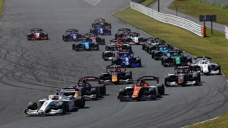 スタートの1コーナーを牧野任祐が制した