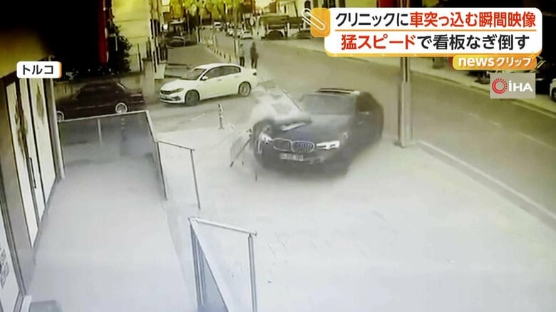 車が猛スピードで歩道に乗り上げ、建物に突っ込む瞬間（5月27日、トルコ・コジャエリ）③