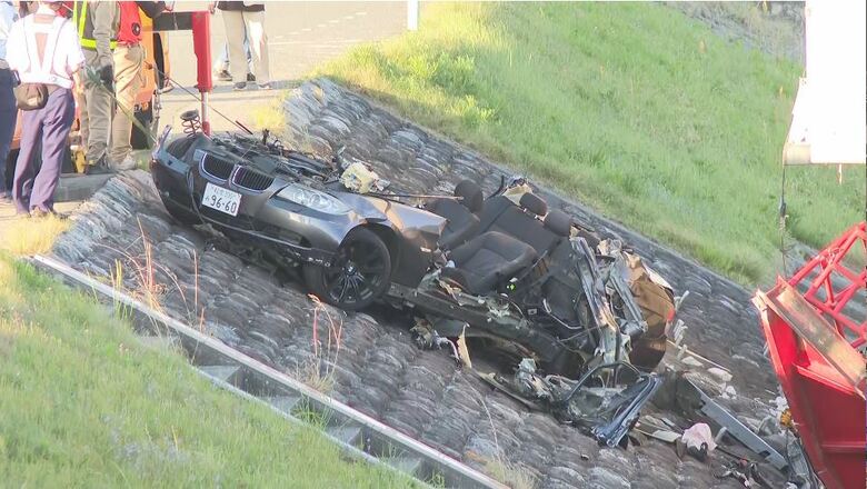 レッカーされる事故車両