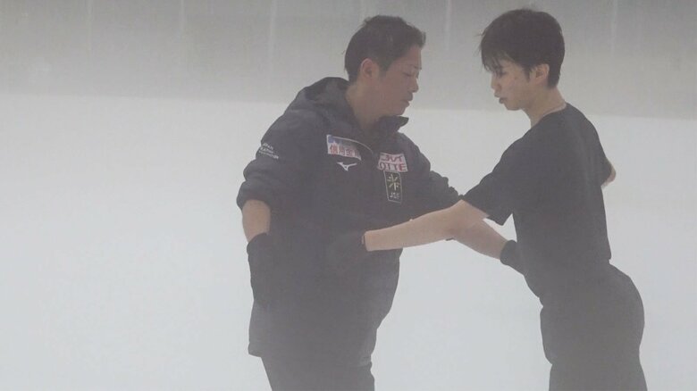 平池コーチと表情練習をする友野（2025年8月）